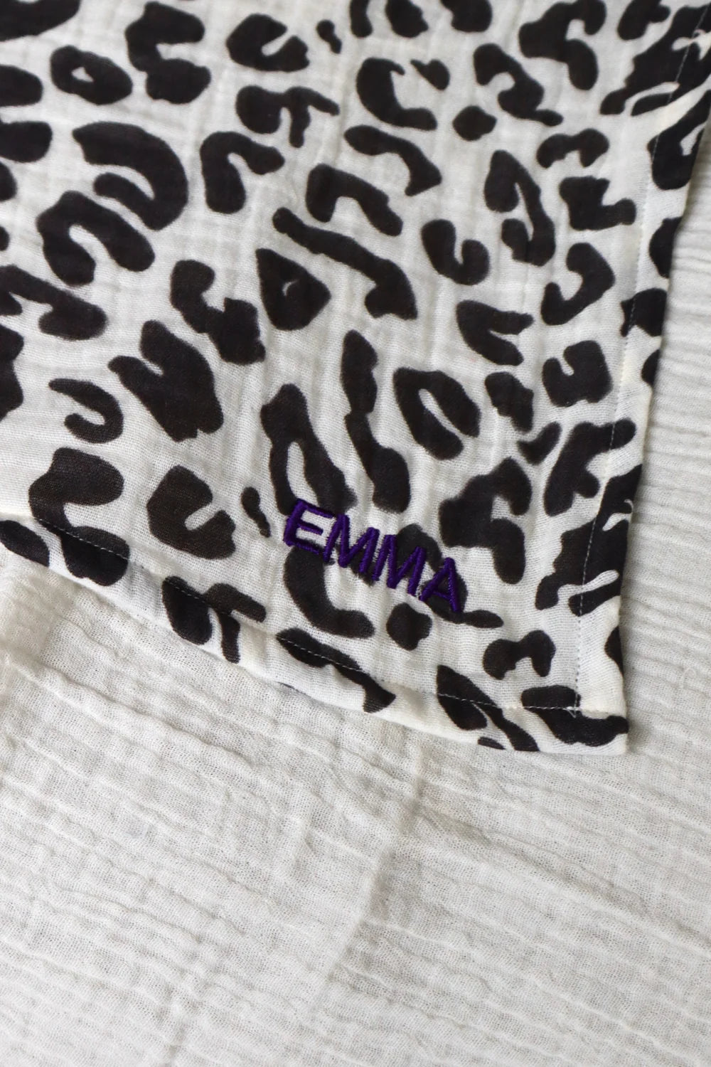 Studio Noos Swaddle 70x70 mit Holy Cow-Muster - vielseitig verwendbar als Spucktuch, Stilltuch, Pucktuch und Wickelunterlage.