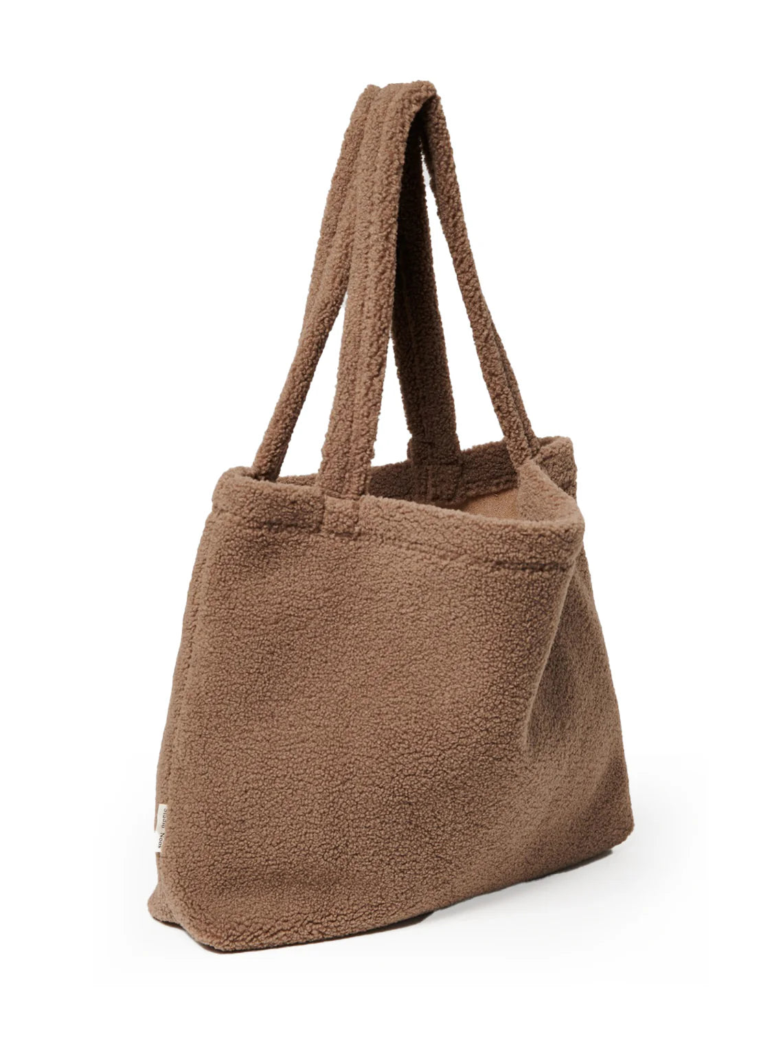 Vorderansicht: Studio Noos Teddy Mom-Bag l Braun aus weichem braunem Teddy-Stoff mit breiten Henkeln