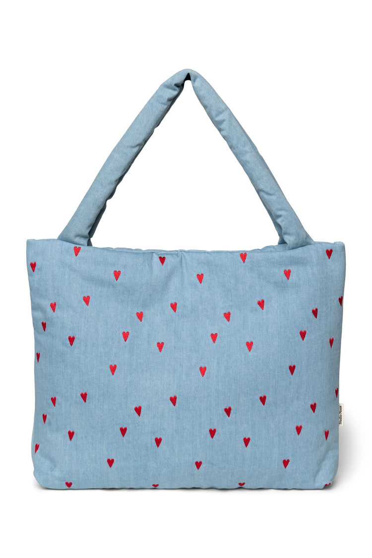 Wattierte Kinderwagentasche aus besticktem Denim von Studio Noos.
