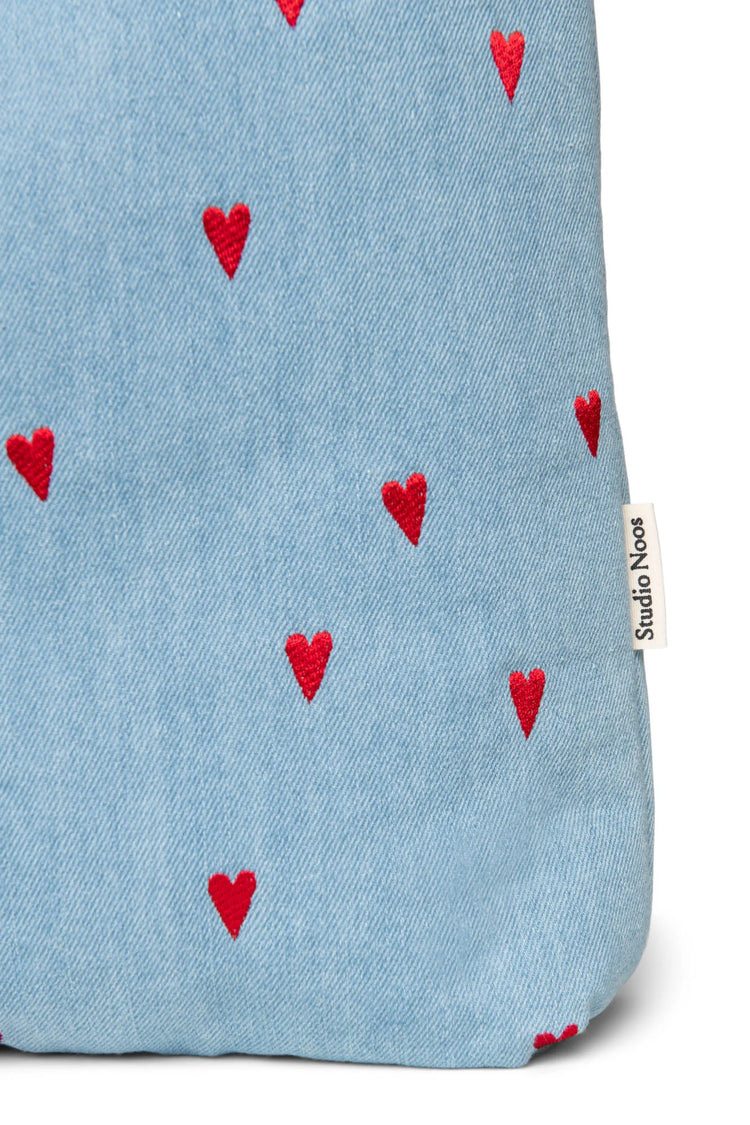 Wattierte Kinderwagentasche aus besticktem Denim von Studio Noos.