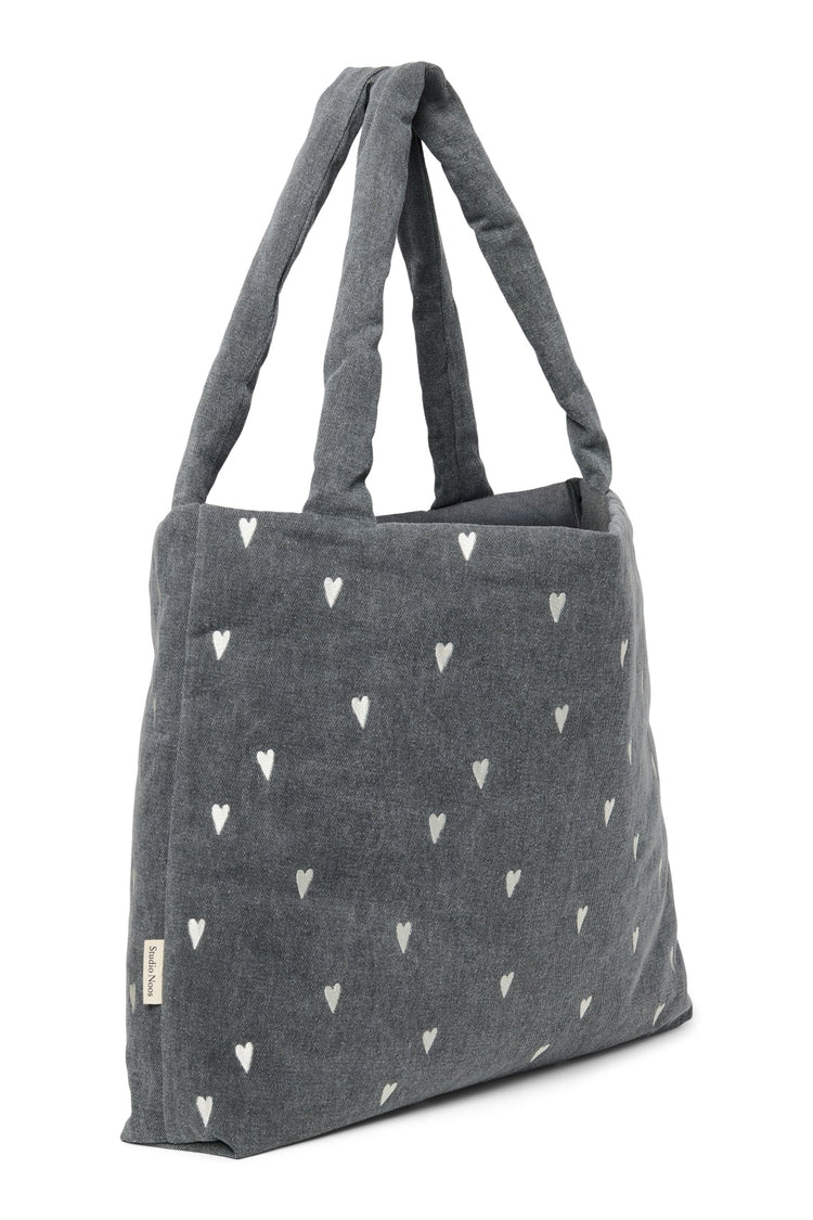 Wattierte Kinderwagentasche aus besticktem Jeansstoff von Studio Noos.