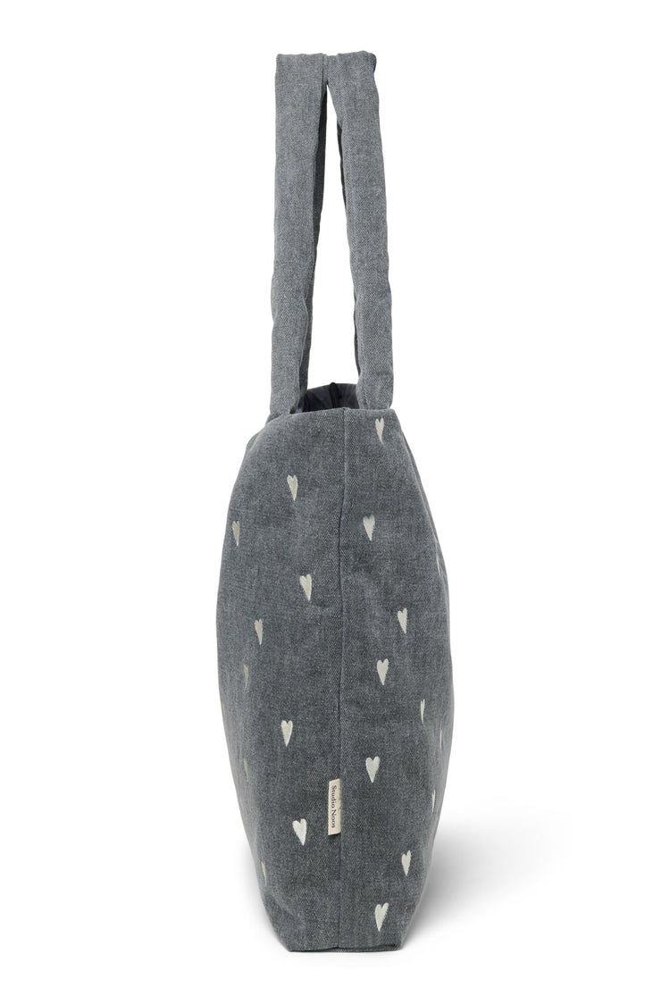 Wattierte Kinderwagentasche aus besticktem Jeansstoff von Studio Noos.