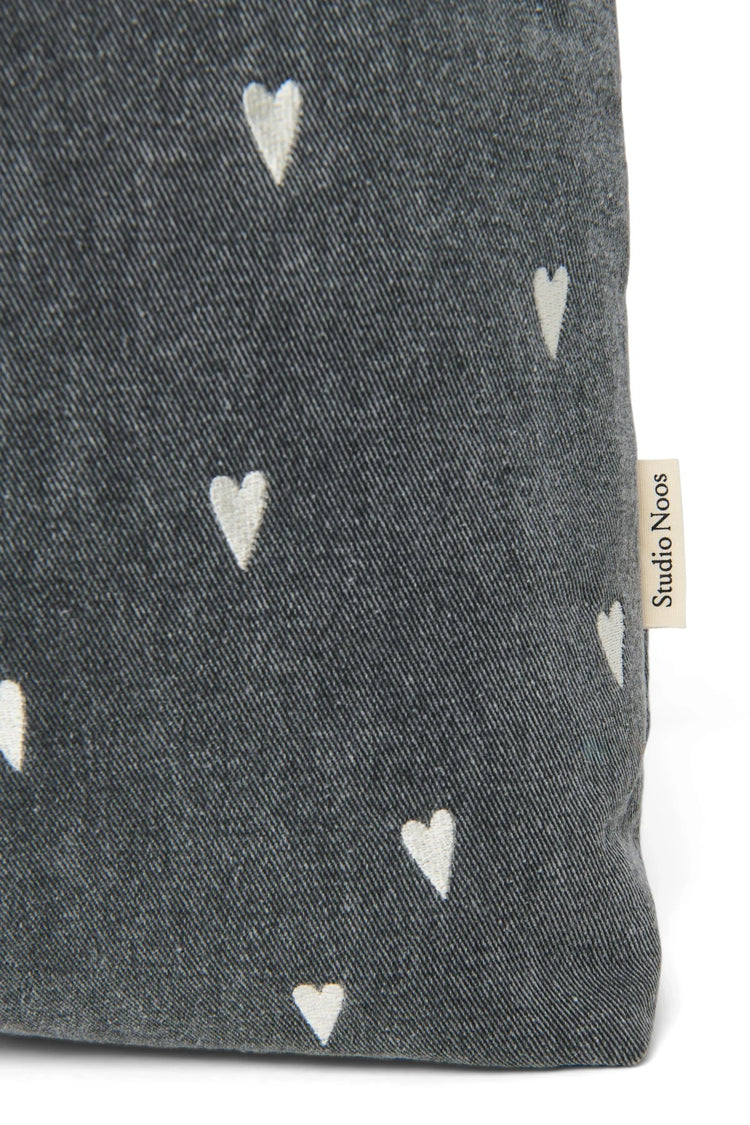Wattierte Kinderwagentasche aus besticktem Jeansstoff von Studio Noos.