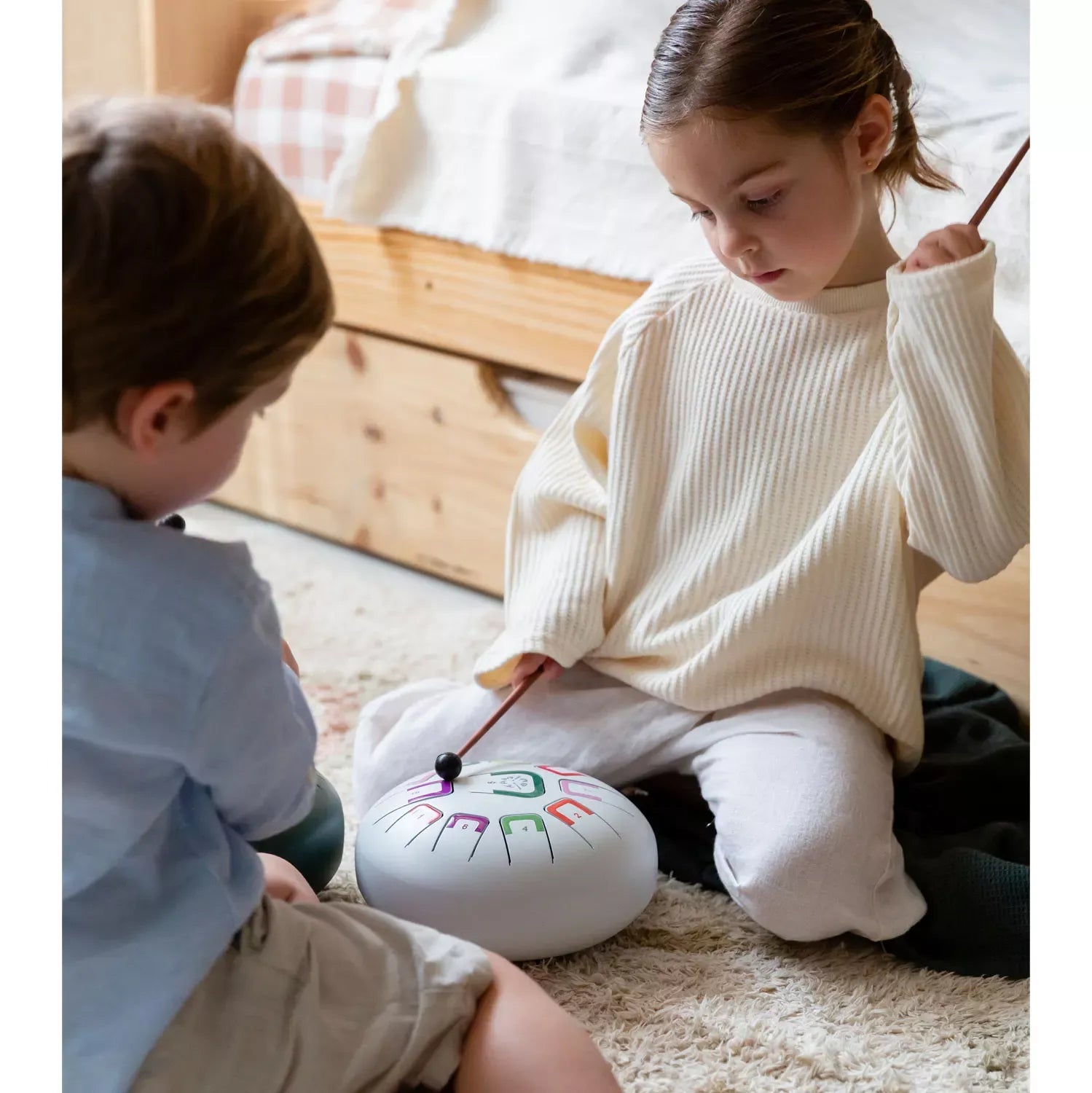 Die Zungentrommel von juegaconmigo mit Aufbewahrungstasche, Trommelstöcken, Trommelstockhalter, Fingerpicks und Notenbuch zum Aufstellen.