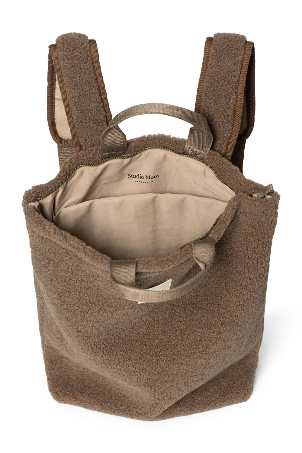 Geräumiger Rucksack, der Teddy Adult Backpack von Studio Noos