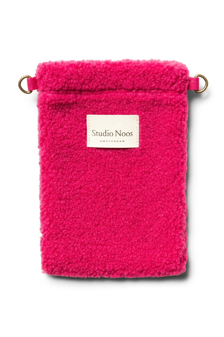 Phone Bag aus Teddystoff in pink von Studio Noos. Jede Tasche ist ein Unikat.