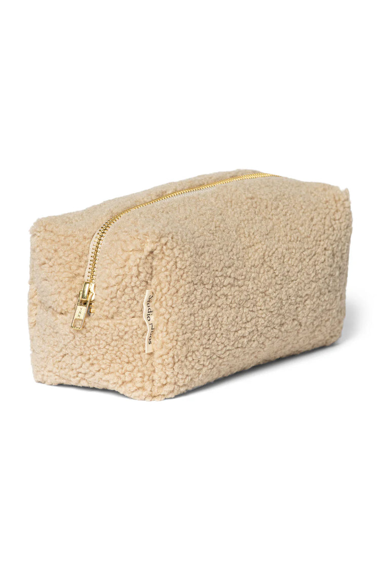 Kleine Kulturtasche aus Teddystoff von Studio Noos.