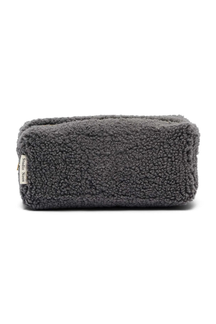 Kleine Kulturtasche aus Teddystoff von Studio Noos.
