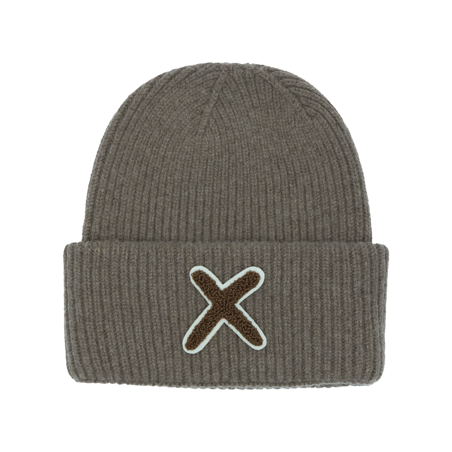 Mütze LUMI X MATCHED von UNIO Hamburg in New Taupe aus weichem Wolle-Kaschmir-Mix mit X vorne