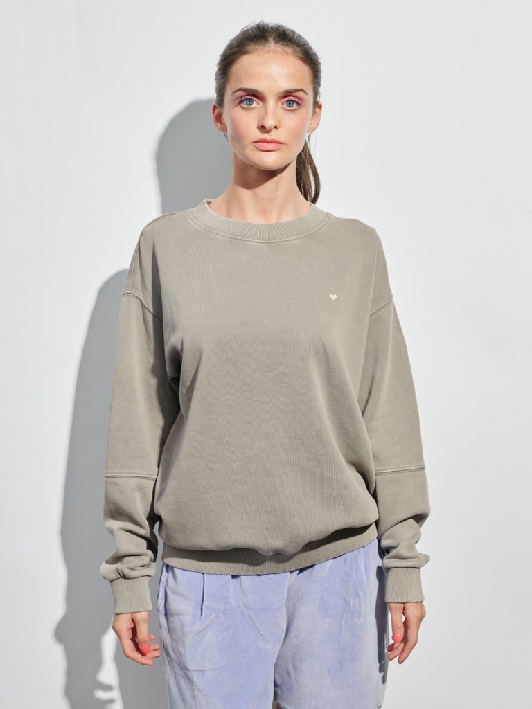 Graugrünes Sweatshirt Lazy Coconut mit Herzstickerei vorne und Print auf dem Rücken, relaxed Fit