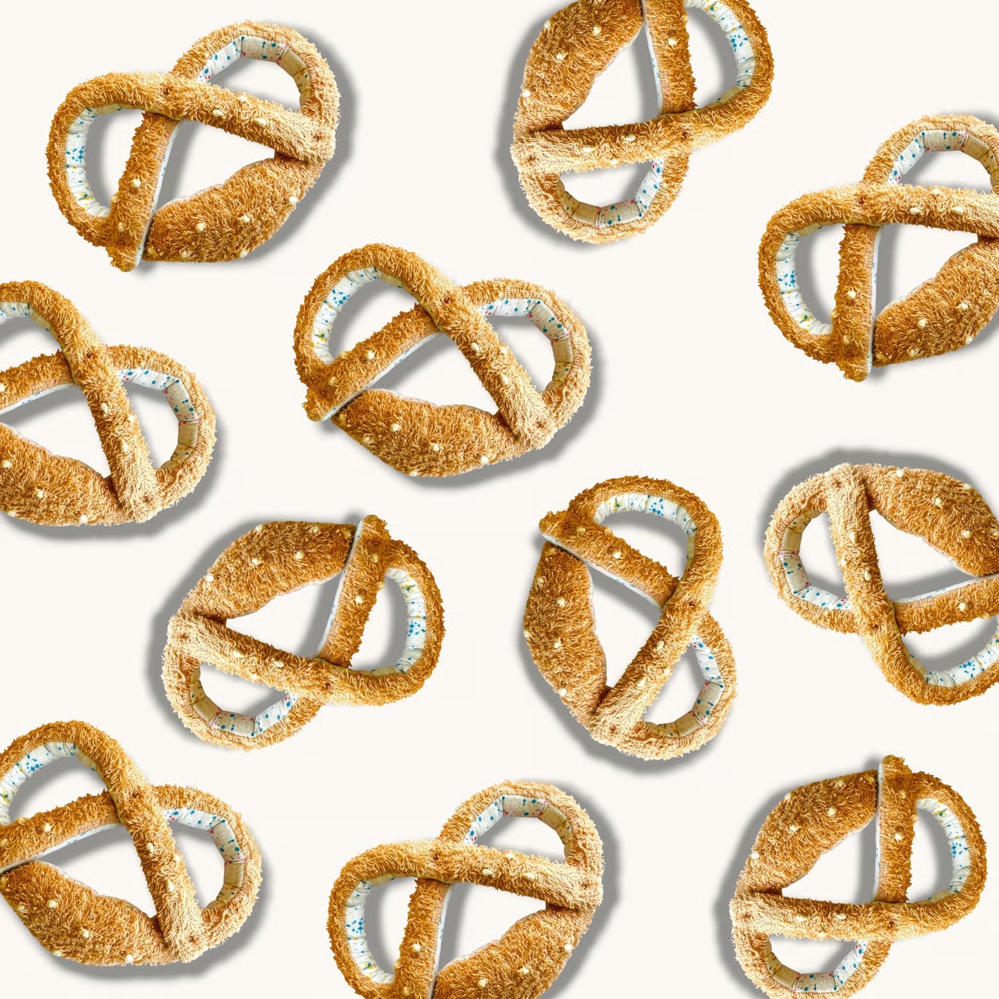 Brezel-Babyrassel Greifling für Babys und Kleinkinder aus Frottee und Baumwolle mit integrierter Rassel, karamell und creme, von goodies of desire
