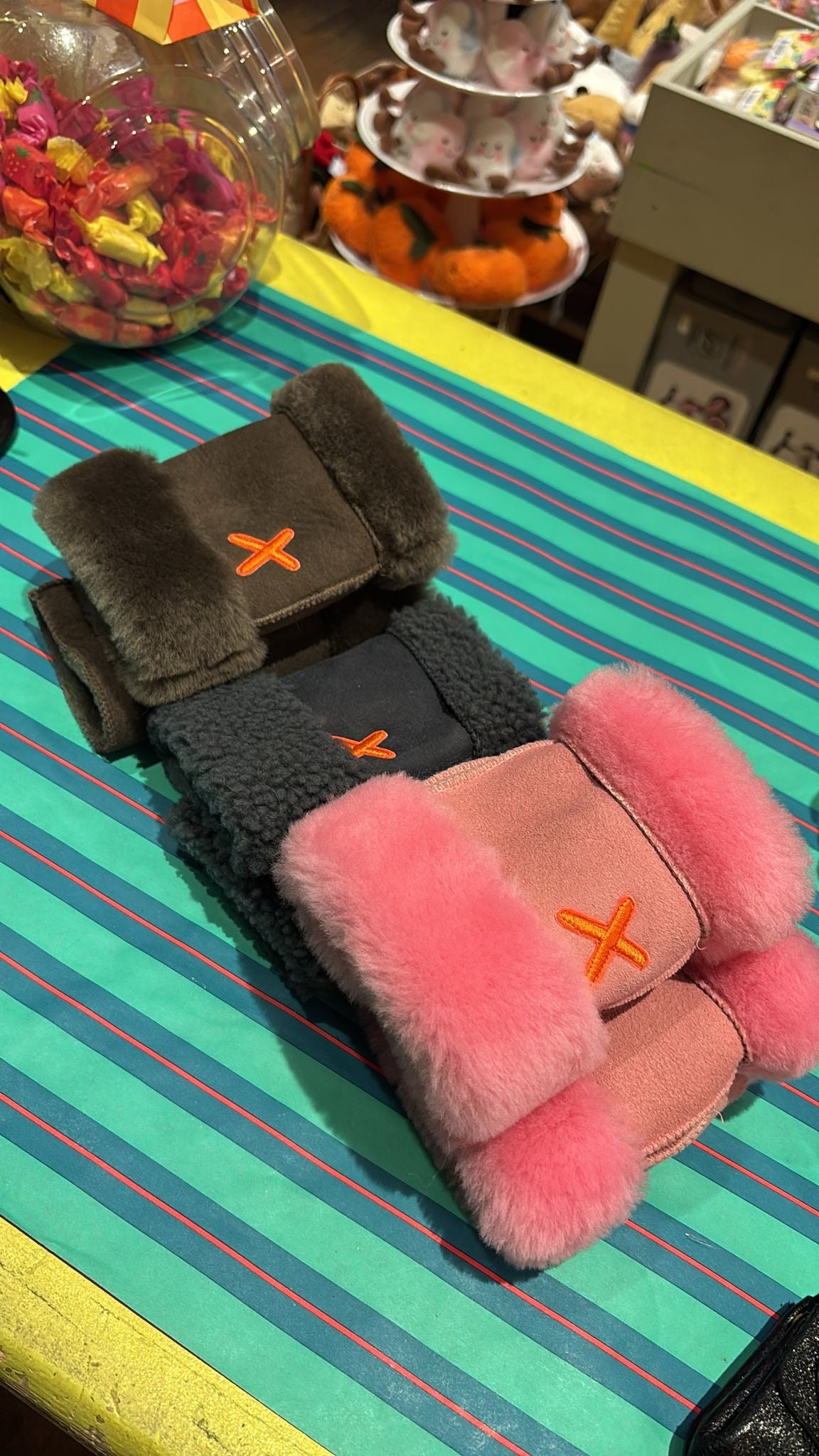 UNIO Hamburg Stulpe ST.MORITZ – warme Winter-Stulpe aus 100 % Lammfell, One Size, Unisex, erhältlich bei Nica’s Cosmos in München oder online