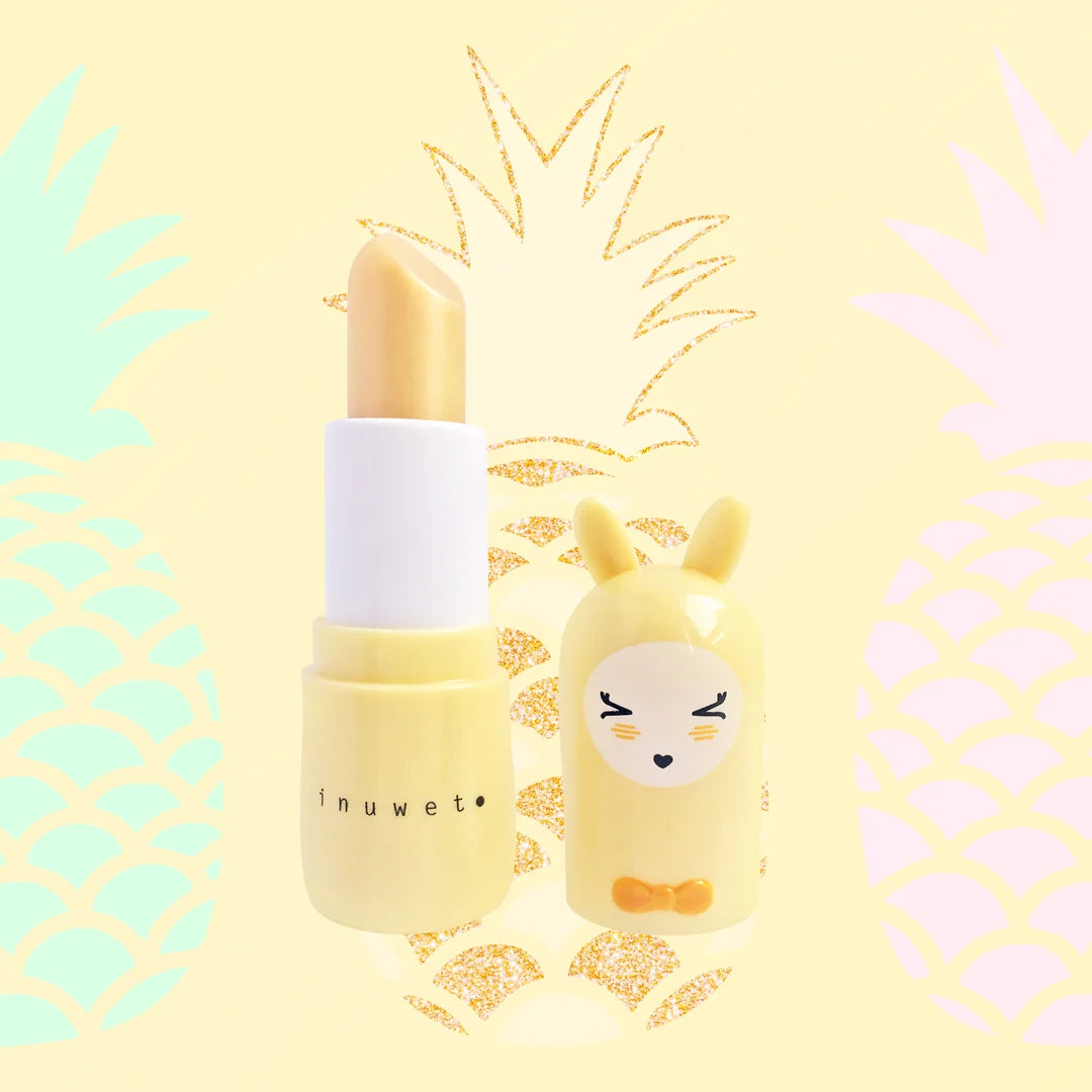 inuwet Lippenbalsam Ananas mit gelber Verpackung, Hasenohren und süßem Design im typischen inuwet Look