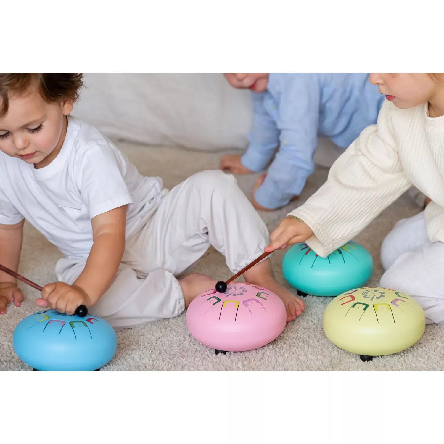 Das Baby Tambu von juegaconmigo mit Aufbewahrungstasche, Trommelstöcken, Trommelstockhalter und Notenbuch zum Aufstellen. Kinder musizieren.