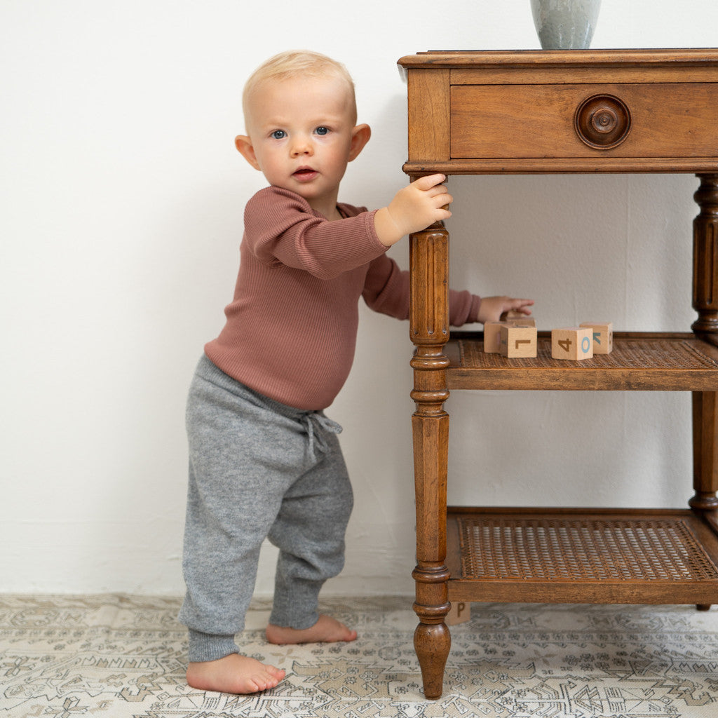 Baby-Seidenbody mit langen Ärmeln in der Farbe Antique Rose aus Seide, schlichtes und weiches Design für empfindliche Babyhaut
