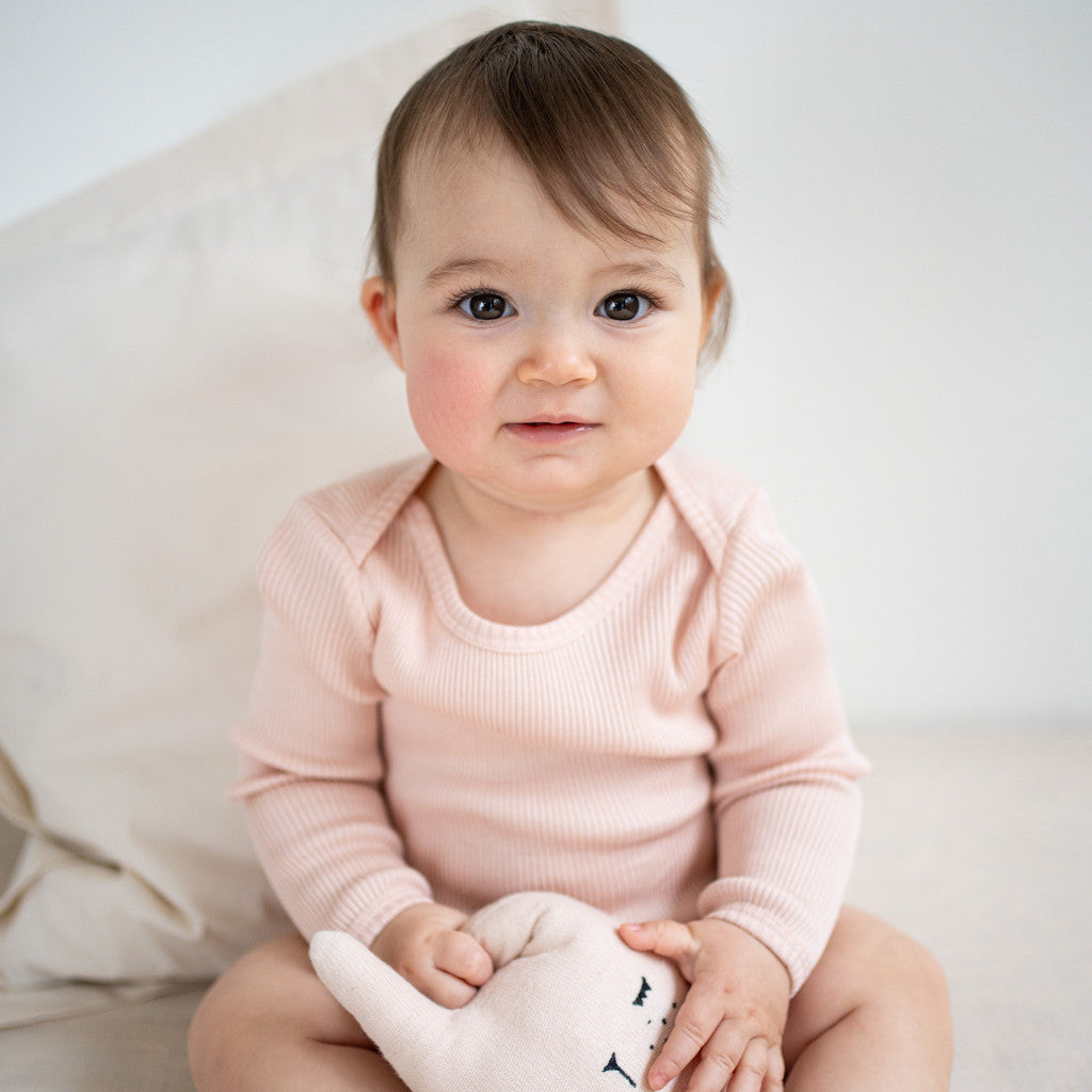 Baby-Seidenbody mit langen Ärmeln in der Farbe Sweet Rose aus hellrosa Seide, schlichtes und weiches Design für empfindliche Babyhaut