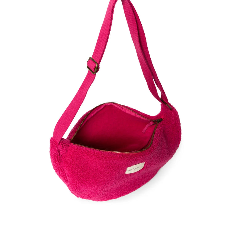 Crossbody Bag für Erwachsene aus Teddystoff von Studio Noos. Jede Tasche ist ein Unikat.