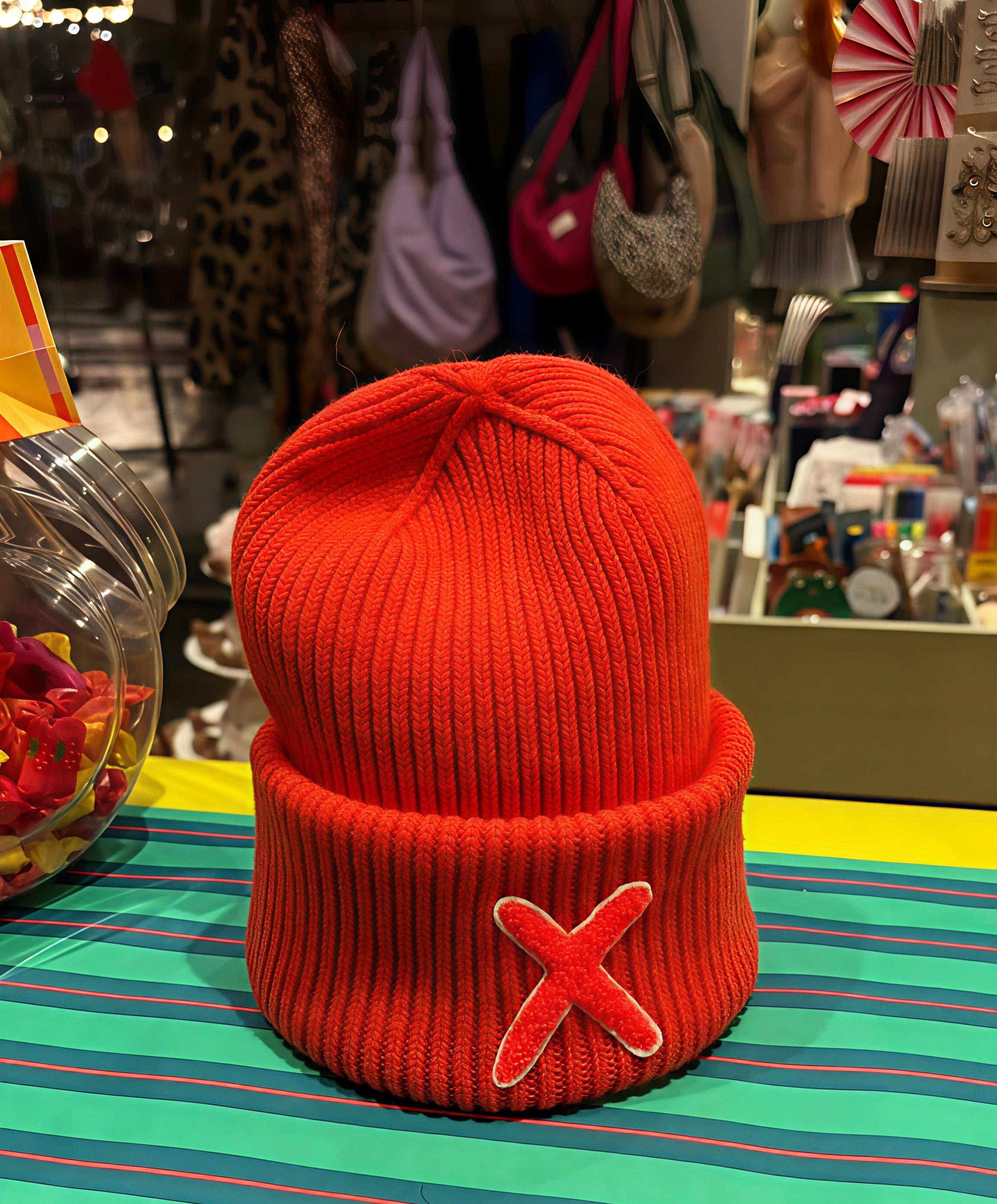 UNIO Hamburg LUMI X Mütze, Farbe Orange-Rot, warme Unisex-Wintermütze, feines Maschenbild, längerer Schnitt mit Umschlag, markantes X-Detail