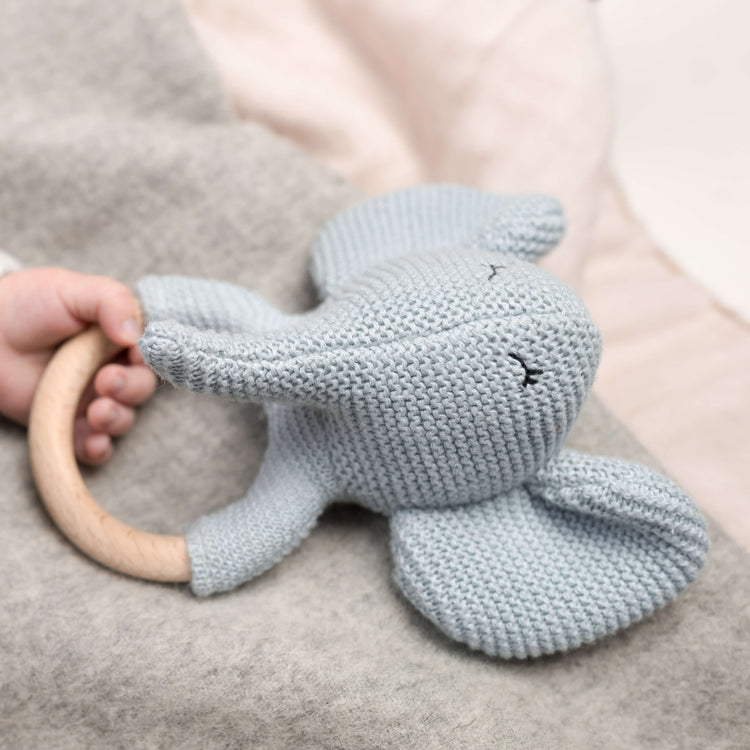 Die Rassel ist liebevoll in Indien handgefertigt. Baby Bello steht für Nachhaltigkeit und faire Arbeitsbedingungen.