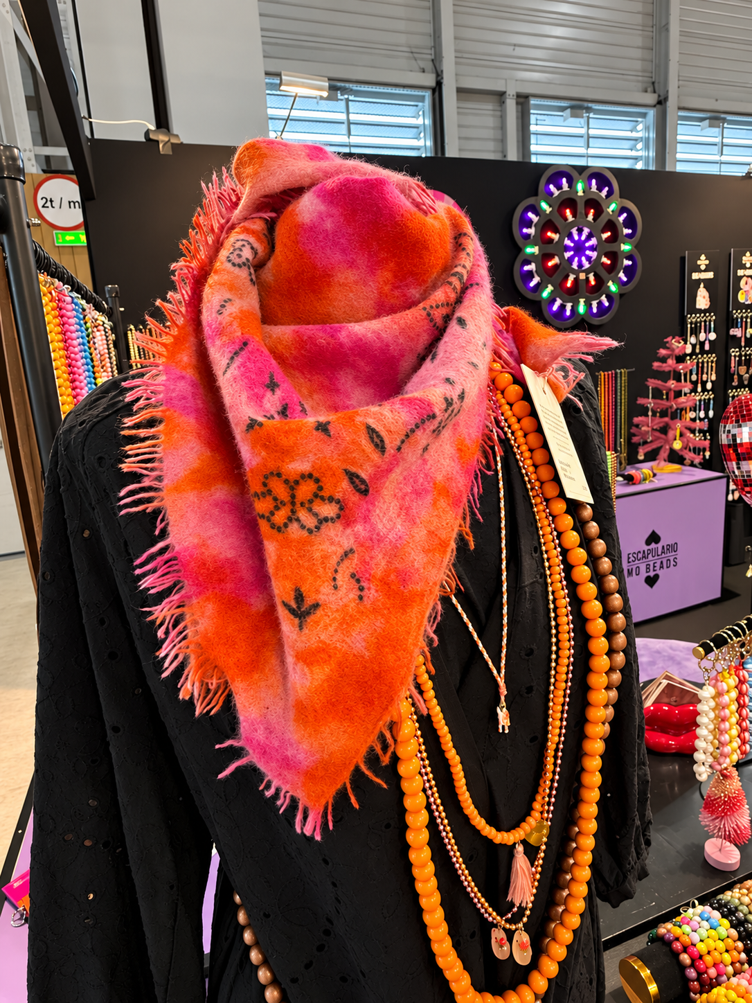 V VON GOAT: Bunte Kaschmirmützen, Schals und Bandanas