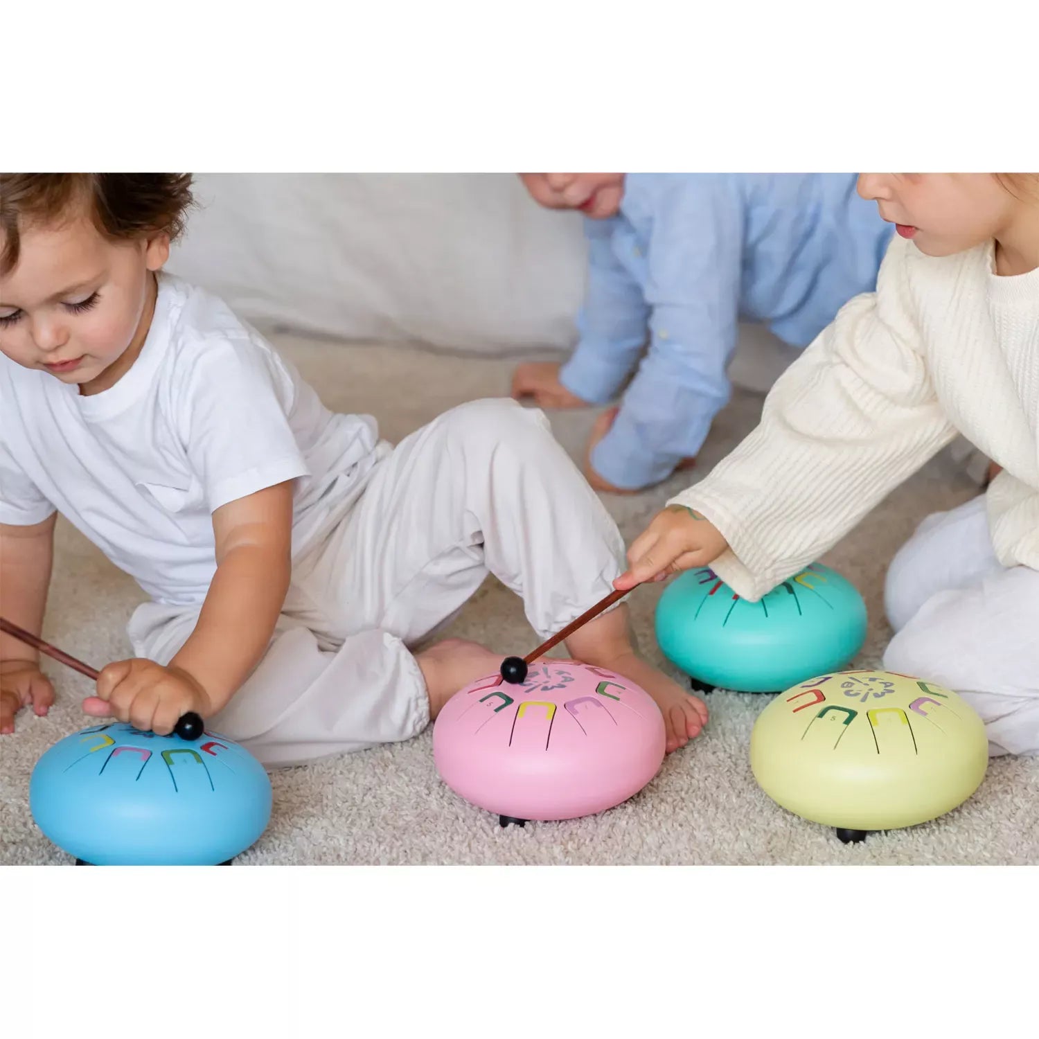 Das Baby Tambu von juegaconmigo mit Aufbewahrungstasche, Trommelstöcken, Trommelstockhalter und Notenbuch zum Aufstellen. 