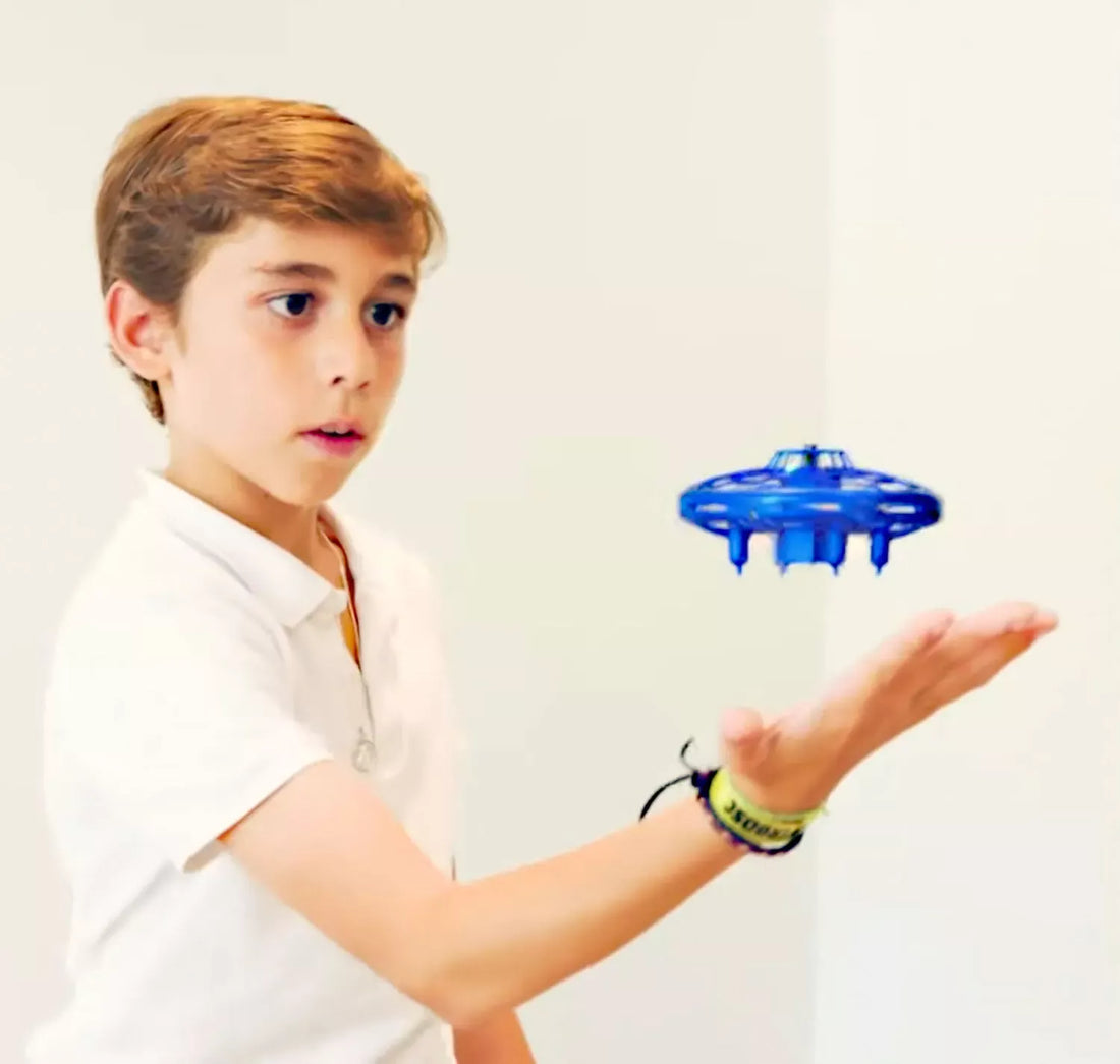 Die Indoor Mini-Drohne Flydance 3.0 von juegaconmigo fliegt wie von Zauberhand zwischen Deinen Händen. Werfen um zu fliegen! 