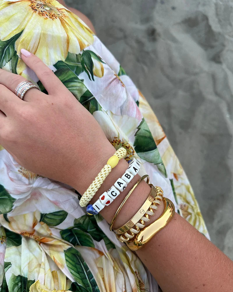 KKNEKKI Haargummi in der Farbe Light Yellow – hellgelbes, geflochtenes Haargummi als trendiges Armband getragen