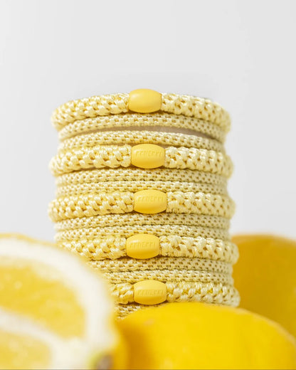 KKNEKKI Haargummi in der Farbe Light Yellow – hellgelbes, geflochtenes Haargummi &amp; trendiges Armband