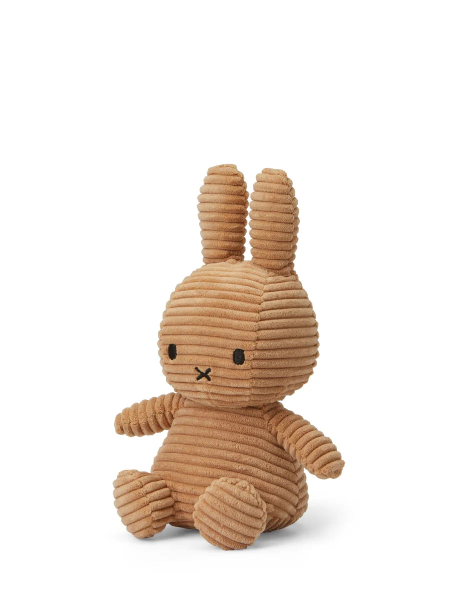 Miffy Corduroy ECO von Bon Ton Toys ist 23 cm hoch und handgemacht.