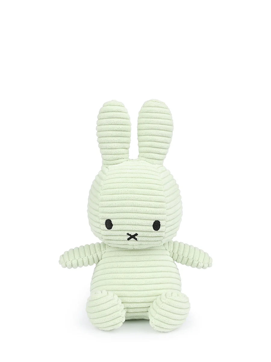 Miffy Corduroy ECO von Bon Ton Toys ist 23 cm hoch und handgemacht.