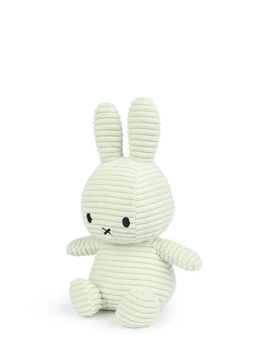 Miffy Corduroy ECO von Bon Ton Toys ist 23 cm hoch und handgemacht.