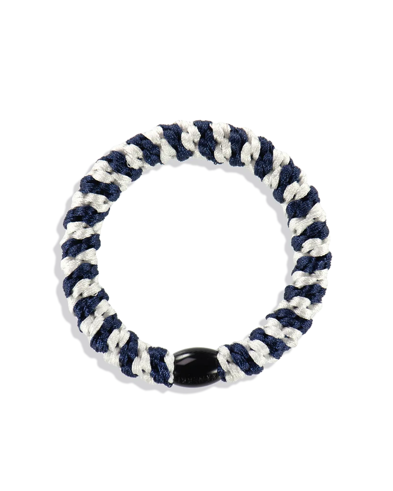 KKNEKKI Haargummi White-Navy Stripe – weiß-blau gestreiftes, geflochtenes Haargummi als trendiges Armband