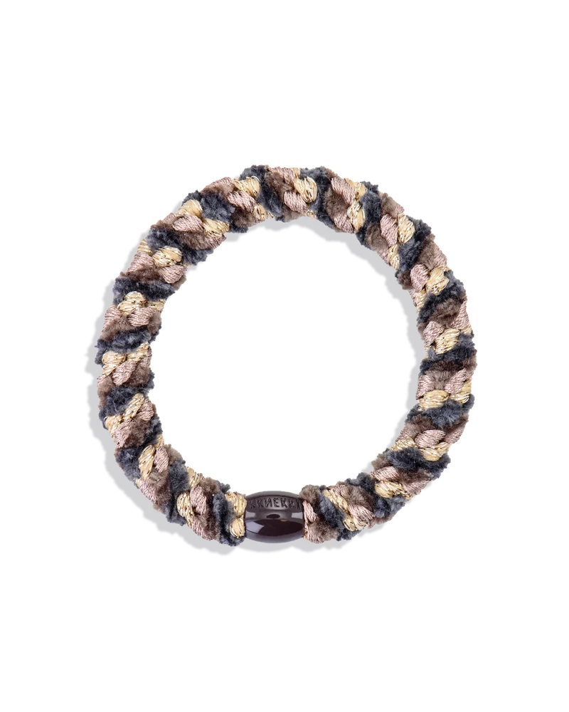 KKNEKKI Haargummi Mix Moss Grey Glitter – samtiges, voluminöses geflochtenes Haargummi in Grau-Beige als Armband