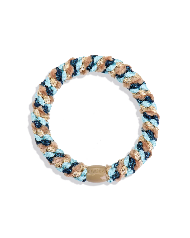 KKNEKKI Haargummi Mix Light Blue Beige – hellblau-beiges, geflochtenes Haargummi als trendiges Armband