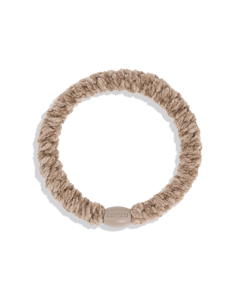 KKNEKKI Haargummi VELVET New Beige – samtiges, voluminöses geflochtenes Haargummi in Beige als Armband