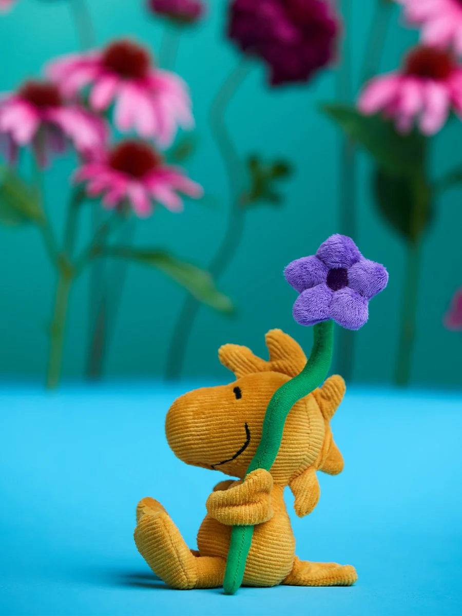 Woodstock der kleine gelbe Vogel aus der Comicserie Die Peanuts als Kuscheltier.