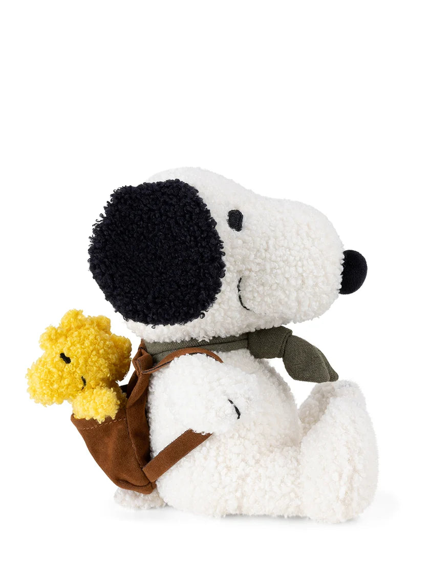 Snoopy als Pfadfinder mit Woodstock im Rucksack als Begleiter. Ein Kuscheltier aus recyceltem Teddy von Bon Ton Toys. Snoopy ist der Beagle aus der Comicserie Die Peanuts.