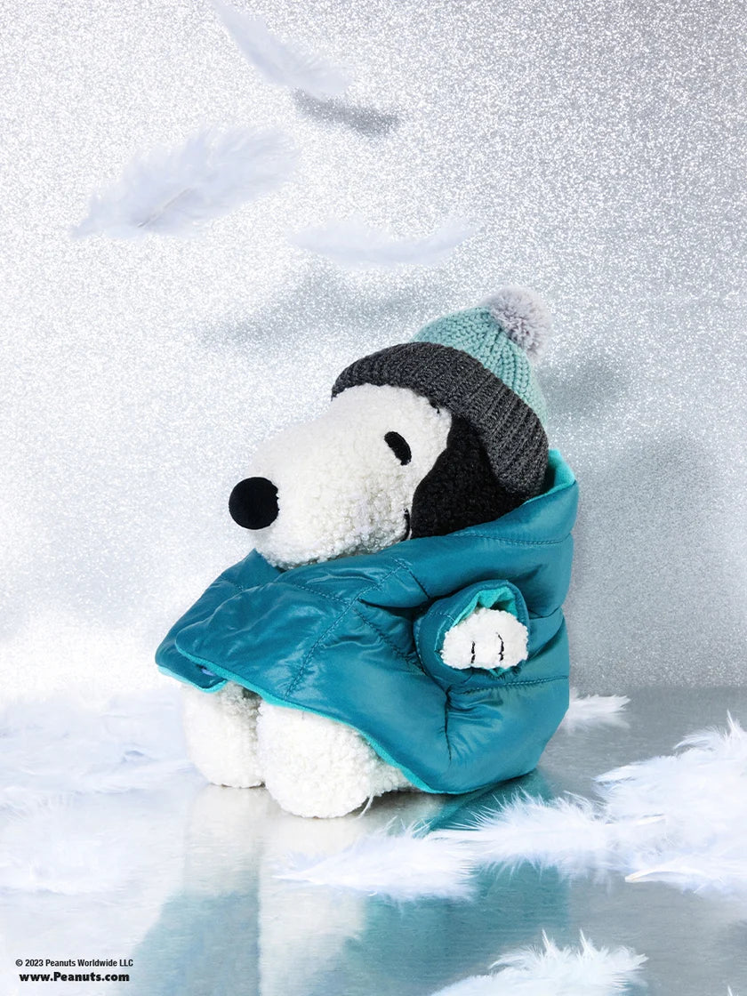 Snoopy mit Winterjacke und Bommelmütze als Kuscheltier von Bon Ton Toys aus recyceltem Polyester.
Snoopy ist der süße Beagle aus der Comicserie Die Peanuts und der beste Freund von Charlie Brown.