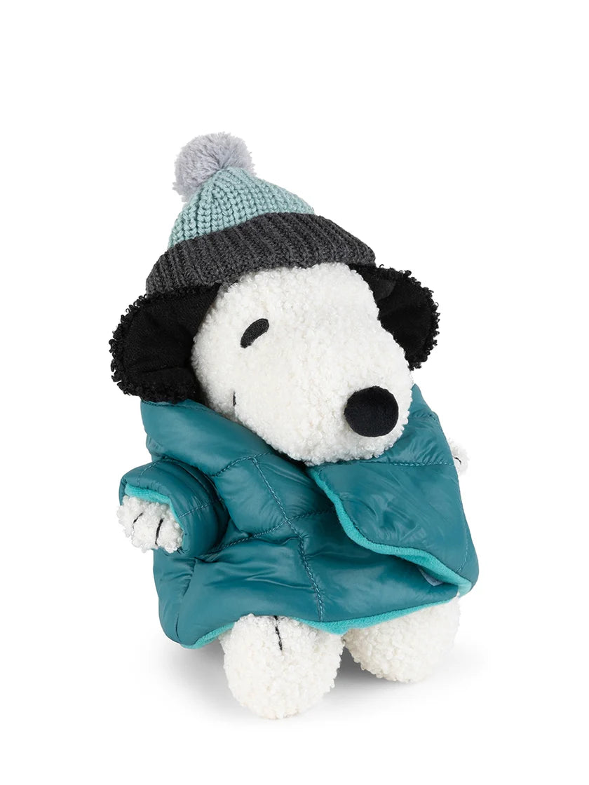 Snoopy mit Winterjacke und Bommelmütze als Kuscheltier von Bon Ton Toys aus recyceltem Polyester.
Snoopy ist der süße Beagle aus der Comicserie Die Peanuts und der beste Freund von Charlie Brown.