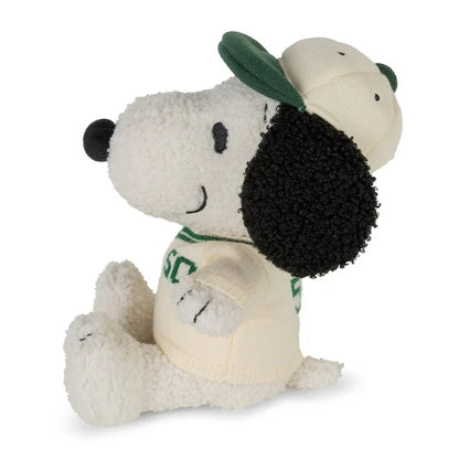 Cremeweißer Snoopy Plüschhund mit beige-grünem Sweatshirt und Cap – von der Seite