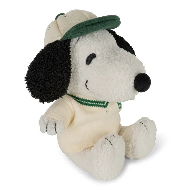 Snoopy ECO Tiny Teddy Plüschhund von Bon Ton Toys in Cremeweiß mit beige-grünem Sweatshirt und Cap – schräg von vorne