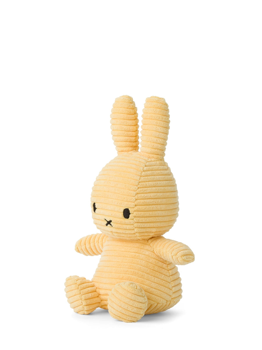 Miffy Hase sitzend in Cord Buttercream, 23 cm, von Bon Ton Toys, von schräg vorne