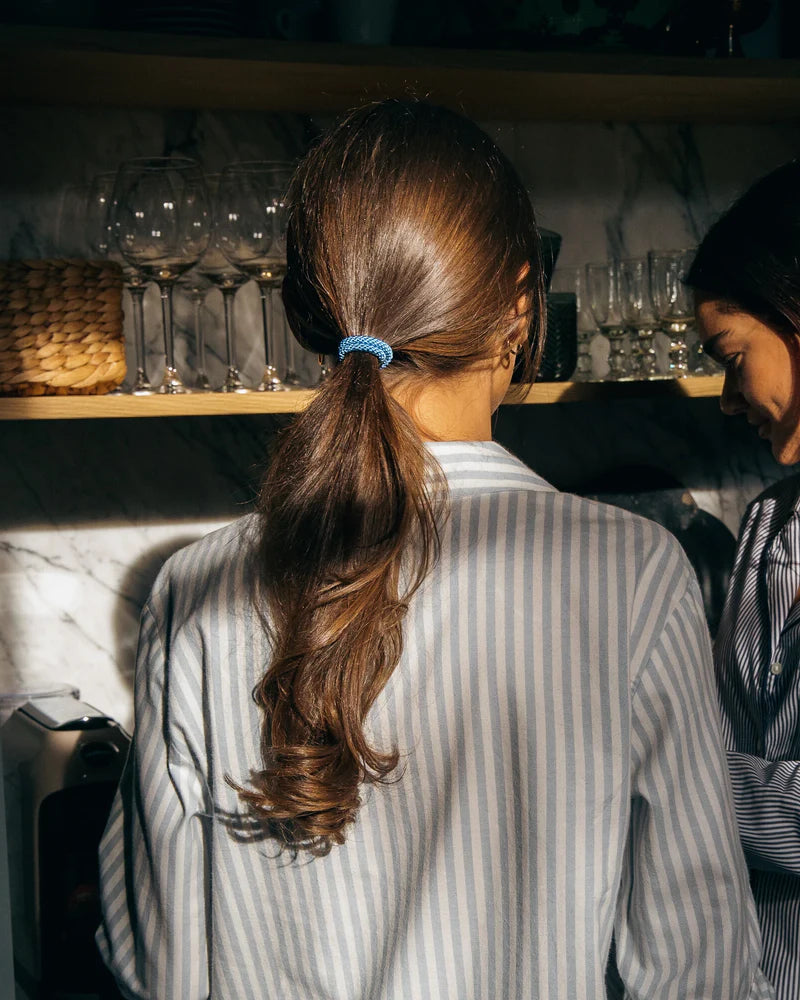 Haargummi KKNEKKI SLIM Ballet Lake Blue – feines, leichtes Haargummi mit sicherem Halt, auch als Armband tragbar