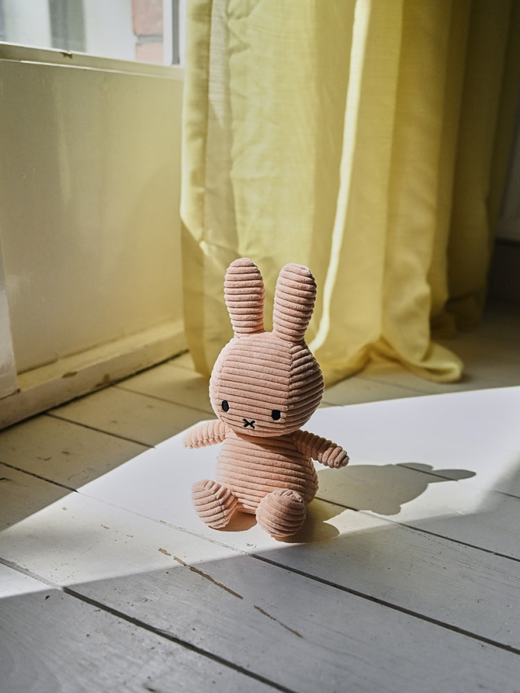 Miffy Hase sitzend in Cord Beige, 23 cm, von Bon Ton Toys, von vorne
