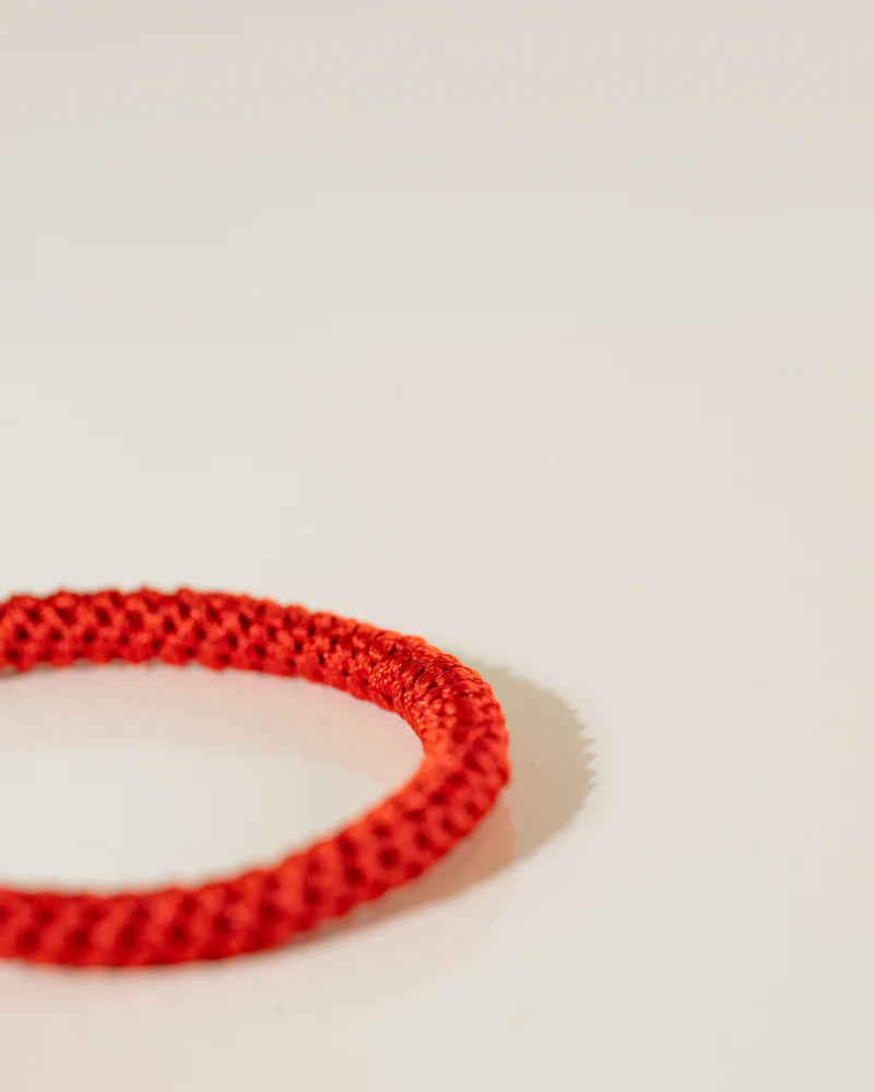 Haargummi KKNEKKI SLIM Clear Red – feines, leichtes Haargummi mit sicherem Halt, das sich auch als Armband tragen lässt