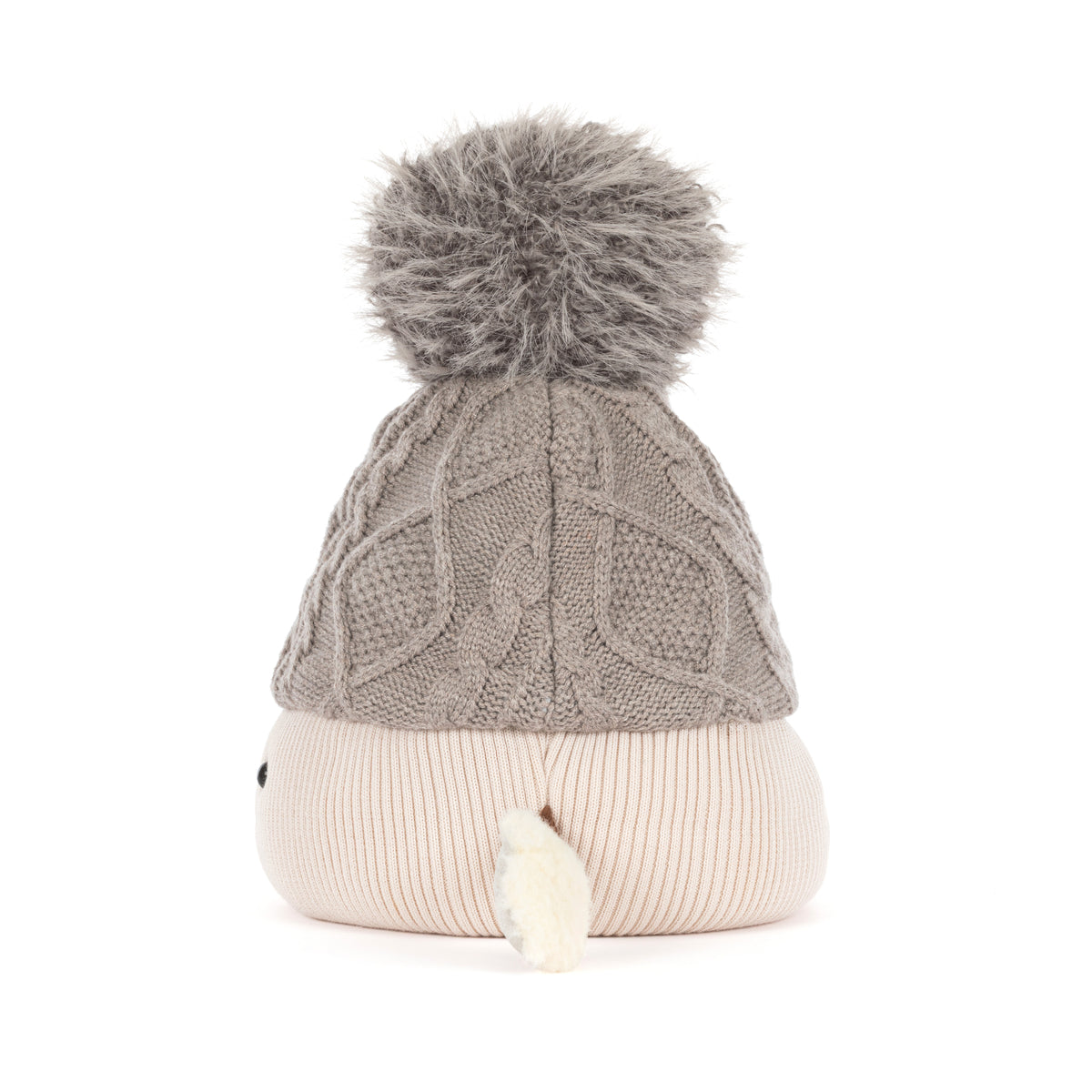 Jellycat Amuseables Pomilly Strickmütze in Grau mit großem Flausch-Bommel, behandschuhten Händen von der Seite