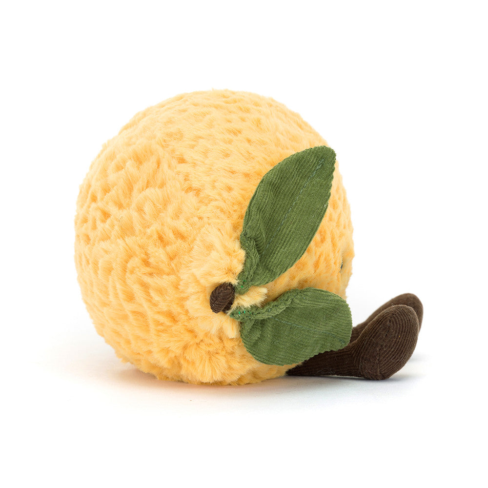 Jellycat Amuseables Lemon Kuscheltier in Form einer gelben Zitrone mit Gesicht, kleinen Füßen und Zitronenblatt, sitzende Position.