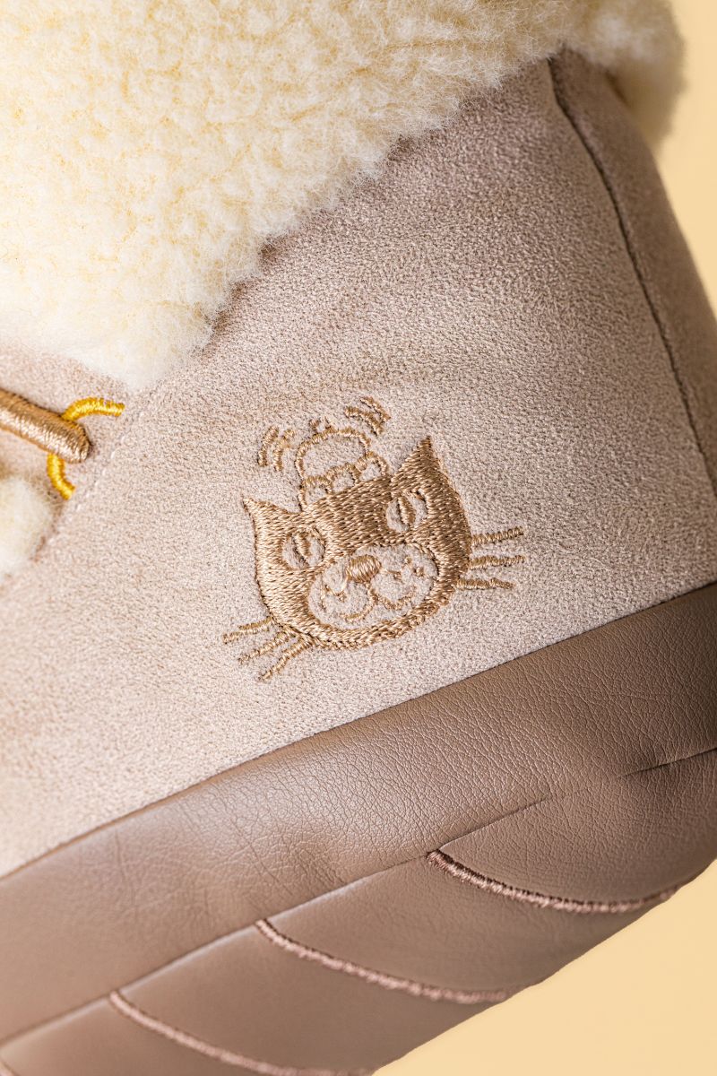 Detailansicht des Jellycat Logos auf dem Amuseables Perta Snow Boot in Beige
