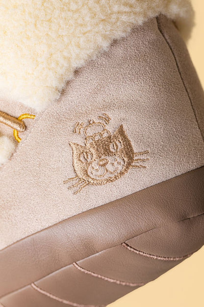 Detailansicht des Jellycat Logos auf dem Amuseables Perta Snow Boot in Beige