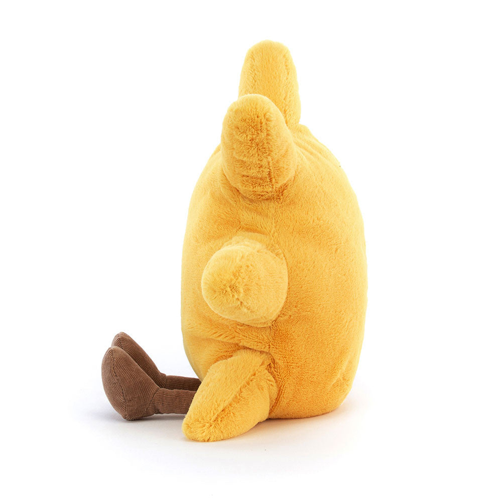 Seitenansicht: Jellycat Amuseables Sun – sitzende gelbe Kuscheltier-Sonne mit lachendem Gesicht, schwarzen Knopfaugen und ausgestreckten braunen Füßchen.